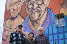 <p>Od lewej: Stanisław Mikołajczyk, Mariola Dąbrowska, Violetta Ogrodowicz na tle swoich portret&oacute;w.</p>