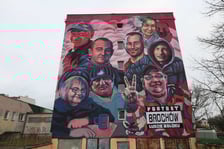 <p>Mural od strony ul. Koreańskiej.</p>