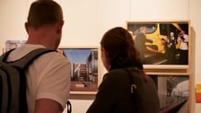 <p>W Dreźnie uruchomiono czasową wystawę na 65-lecie partnerstwa z Wrocławiem. Miastu został także podarowany krasnal Literat.</p>