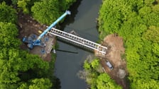 Budowa kładki nad Widawą. Montaż konstrukcji, która połączyła brzegi rzeki. Zdjęcie z 24 kwietnia 2025 r.