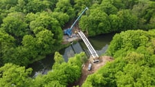 Budowa kładki nad Widawą. Montaż konstrukcji, która połączyła brzegi rzeki. Zdjęcie z 24 kwietnia 2025 r.