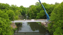 Budowa kładki nad Widawą. Montaż konstrukcji, która połączyła brzegi rzeki. Zdjęcie z 24 kwietnia 2025 r.
