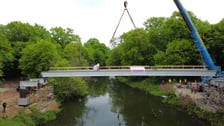 Budowa kładki nad Widawą. Montaż konstrukcji, która połączyła brzegi rzeki. Zdjęcie z 24 kwietnia 2025 r.