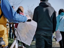Przykład spaceru konsultacyjnego w terenie. Na zdjęciu grupa uczestników.