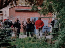 Uczestnicy oraz prowadzący podczas spotkań konsultacyjnych na podwórkach. Widoczny jest też, specjalnie oznaczony rower cargo będący mobilnym punktem konsultacji.