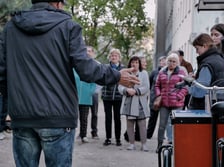 Uczestnicy oraz prowadzący podczas spotkań konsultacyjnych na podwórkach. Widoczny jest też, specjalnie oznaczony rower cargo będący mobilnym punktem konsultacji.