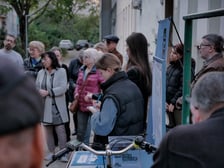 Uczestnicy oraz prowadzący podczas spotkań konsultacyjnych na podwórkach. Widoczny jest też, specjalnie oznaczony rower cargo będący mobilnym punktem konsultacji.