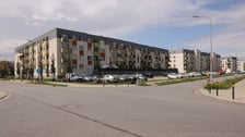 <p>Duże zadanie kt&oacute;re realizował Zarząd Inwestycji Miejskich i MPWiK. Powstały drogi i wodociągi na ul. Kaparowej i Melisowej oraz zbiornik retencyjny. Do tego oświetlenie i ścieżki rowerowe. Chodniki powstały r&oacute;wnież na Cynamonowej i Kominiarskiej. Miasto i tutaj nie zapomniało o zieleni, posadzono drzewa, krzewy i byliny.</p>