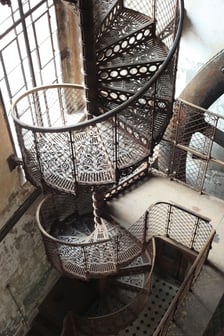 <p>Metalurgiczna praca artystyczna - każdy stopień klatki schodowej jest pięknie "utkany".</p>