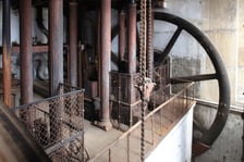 <p>Wnętrza wieży ciśnień kryją prawdziwe skarby technologiczne. Wszystkie one zaś skąpane są w kunsztownej, industrialnej architekturze.</p>