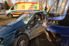 <p>Zderzenie auta osobowego z tramwajem na skrzyżowaniu Lotnicza/Hutnicza</p>