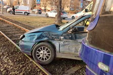 <p>Zderzenie auta osobowego z tramwajem na skrzyżowaniu Lotnicza/Hutnicza</p>
