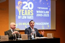 Konferencja Ryanaira w Porcie Lotniczym Wrocław. Prezes Portu Lotniczego Karol Przywara i prezes Buzz Michał Kaczmarzyk