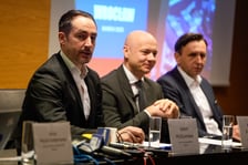 Konferencja Ryanaira w Porcie Lotniczym Wrocław. Chief Commercial Officer w Ryanair Jason McGuinness, prezes Portu Lotniczego Karol Przywara i prezes Buzz Michał Kaczmarzyk