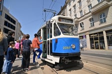 <p>Konstal 102 Na z 1972 roku. W czasach, gdy takie tramwaje były w powszechnym użytku - do roku 2009 - wrocławanie pieszczotliwie nazywali je cyklopami. Zdjęcie archwialne z 2023 roku</p>