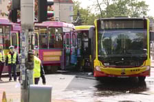 <p>Wypadek na Kochanowskiego z udziałem autobusu i tramwaju</p>