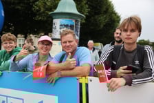 Zawodnicy i kibice na starcie 82. Tour de Pologne przy Hali Stulecia