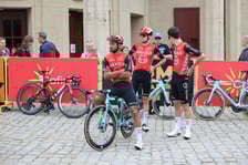 Zawodnicy i kibice na starcie 82. Tour de Pologne przy Hali Stulecia