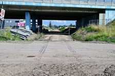 Zdjęcie z lipca 2025 roku. Miejsce budowy wojskowych torów kolejowych na Muchoborze Wielkim zostało objęte zakazem fotografowania. To najbardziej aktualna fotografia, jaką dysponujemy, sprzed wprowadzenia zakazu fotografowania tego miejsca