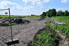 Zdjęcie z lipca 2025 roku. Miejsce budowy wojskowych torów kolejowych na Muchoborze Wielkim zostało objęte zakazem fotografowania. To najbardziej aktualna fotografia, jaką dysponujemy, sprzed wprowadzenia zakazu fotografowania tego miejsca