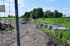 Zdjęcie z lipca 2025 roku. Miejsce budowy wojskowych torów kolejowych na Muchoborze Wielkim zostało objęte zakazem fotografowania. To najbardziej aktualna fotografia, jaką dysponujemy, sprzed wprowadzenia zakazu fotografowania tego miejsca