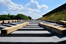 Zdjęcie z lipca 2025 roku. Miejsce budowy wojskowych torów kolejowych na Muchoborze Wielkim zostało objęte zakazem fotografowania. To najbardziej aktualna fotografia, jaką dysponujemy, sprzed wprowadzenia zakazu fotografowania tego miejsca