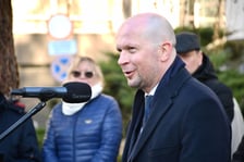 <p>Prezydent Jakub Mazur przemawia w imieniu Jacka Sutryka</p>