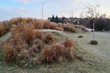 <p>Ta "g&oacute;rka" przy skrzyżowaniu Mińskiej z Tyrmanda prawdopodobnie zostanie zniwelowana - jest na trasie buspasa&nbsp;</p>