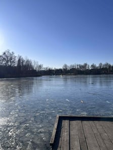 Ludzie na zamarzniętych stawach we Wrocławiu
