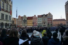 chóry akademickie Wrocławia śpiewają hymny Ukrainy i Polski