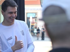 Impreza MPK na Rynku - prezentacja nowego Mercedesa Conecto i bieganie Przemka, który w pojeździe pokonuje dystans półmaratonu