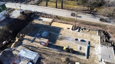 Widok z lotu ptaka na plac budowy P+R na Leśnicy. Zdjęcie z początku marca 2026