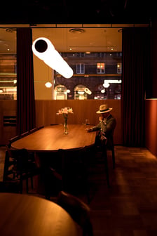 <p>Zdjęcie z inspirowanego malarstwem Edwarda Hoppera cyklu &bdquo;City at night&rdquo;, zrobione w bistro Dinette we Wrocławiu</p>