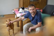 Jakub Zasada i jego domowe zwierzaki, które pozują do prac