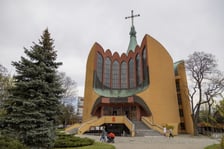 <p>Ściany budowli są rozczłonkowane, a pozory regularności nadaje im nisza w fasadzie z ostrołukowymi oknami. Nad nią wznosi się smukły, namiotowy dach kryty blachą i zwieńczony krzyżem.&nbsp;</p>