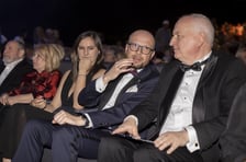 <p>Gala kończąca festiwale: Reżyserii Filmowej i Aktorstwa Filmowego odbyła się we Wrocławiu w czwartek wieczorem, 1 czerwca. Na zdjęciu od prawej: Stanisław Dzierniejko i Jakub Mazur, wiceprezydent Wrocławia (drugi od prawej)</p>