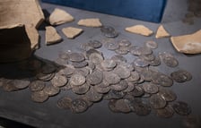 Klejnoty i monety ze skrbu średzkiego na wystawie w Muzeum Narodowym