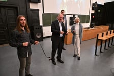 <p>Przecinanie kinowej wstęgi, w środku rektor Politechniki Wrocławskiej prof. Arkadiusz W&oacute;js</p>