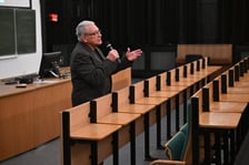 <p>Andrzej Ostoja-Solecki, założyciel DKF "Politechnika" podczas uroczystości otwarcia odremontowanej sali wykładowo-kinowej</p>