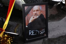 Uczestnicy uroczystości na cmentarzu Grabiszyński. 8 grudnia 2023 r.  odsłonięto pomnik na grobie Sylwestra Chęcińskiego