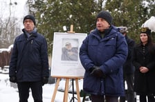 Uczestnicy uroczystości na cmentarzu Grabiszyński. 8 grudnia 2023 r.  odsłonięto pomnik na grobie Sylwestra Chęcińskiego