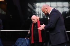 <p>Maestro Christoph Eschenbach (w czerwonym szaliku) i prezydent Jacek Sutryk w NFM</p>