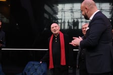 <p>Maestro Christoph Eschenbach (w czerwonym szaliku) i prezydent Jacek Sutryk w NFM</p>
