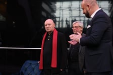 <p>Maestro Christoph Eschenbach (w czerwonym szaliku) i prezydent Jacek Sutryk, pomiędzy nimi Andrzej Kosendiak, dyrektor NFM</p>