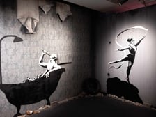 Banksy we Wrocławiu. Na zdjęciu jego prace prezentowane w hali IASE przy ul. Wystawowej