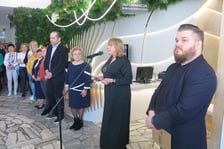 <p>Przy mikrofonie Jolanta Ubowska, dyrekr Dolnośląskiej Biblioteki Publicznej, z prawej architekt Grzegorz Kłoda, autor projektu aranżacji holu gł&oacute;wnego</p>