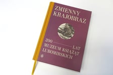 <p>Redakcja zbiorowa, Zmienny krajobraz. 200 lat Muzeum Książąt Lubomirskich, Wydawnictwo Ossolineum&nbsp;</p>
