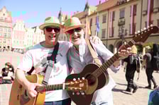 <p>Gitarzyści na wrocławskim rynku. Gitarowy Rekord Świata 2024</p>