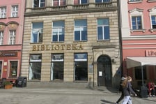 <p>Giełda Książki Bibliotecznej w Dolnośląskiej Bibliotece Publicznej w rynku (pod numerem 58)</p>