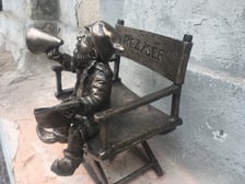 <p>Nowy krasnal-reżyser u zbiegu ulic Mierniczej i Łukasińskiego</p>